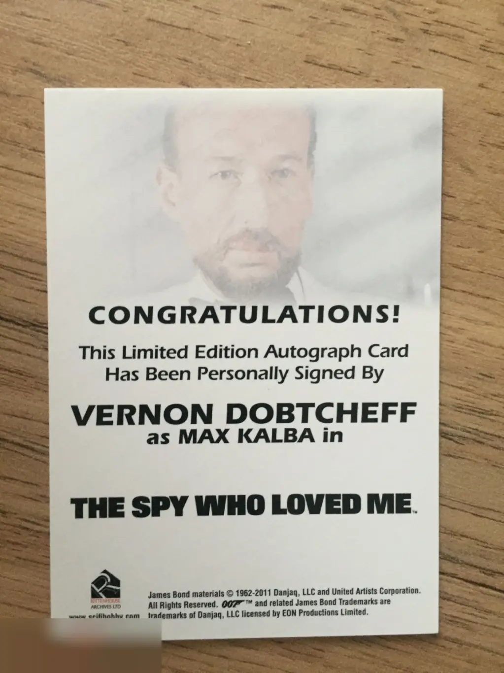 Вернон Добчефф лимитированная карточка с автографом Джеймс Бонд 1