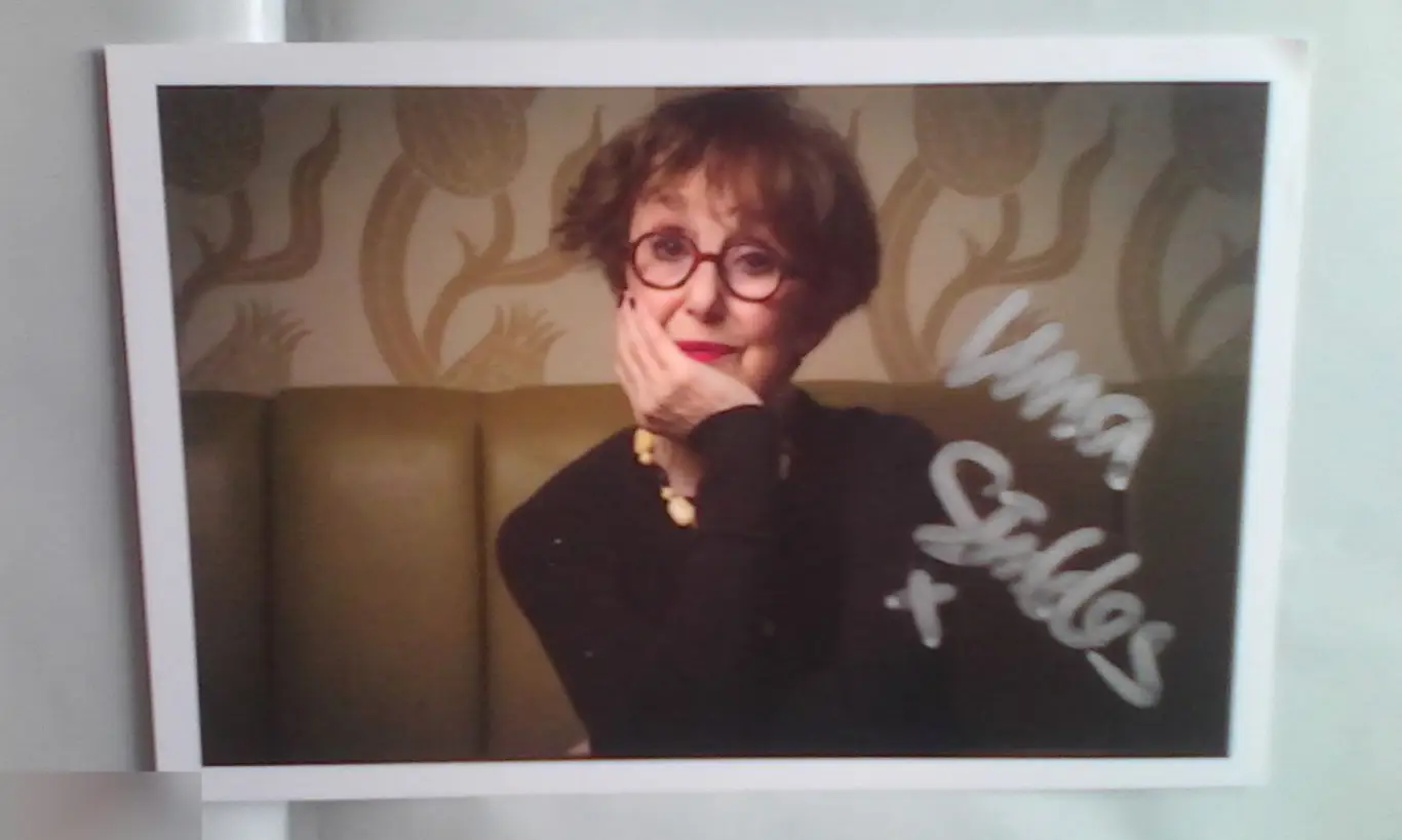 Уна Стаббс автограф