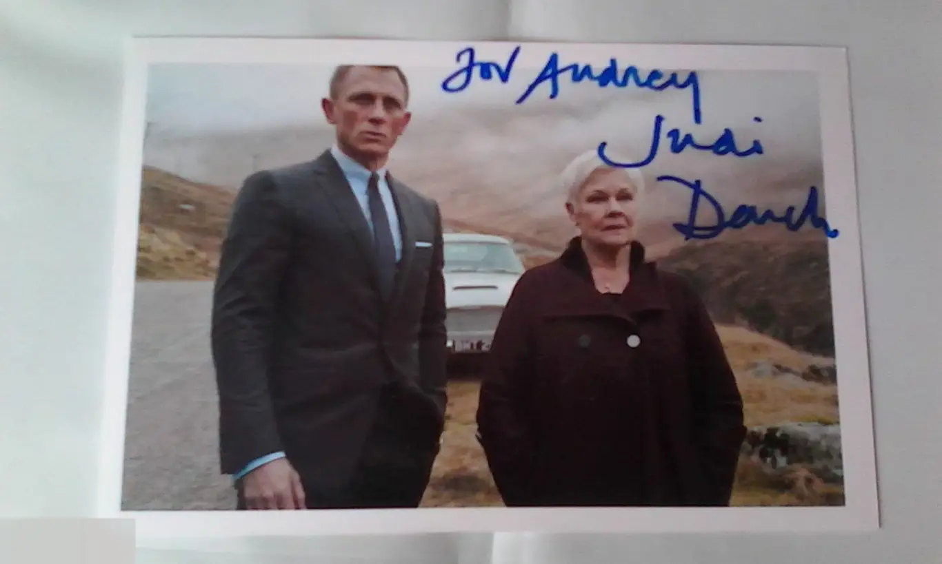 Джуди Денч автограф Джеймс Бонд