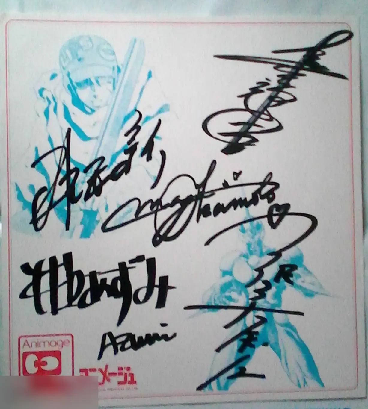 Кадзухико Иноуэ, Адзуми Иноуэ, Мая Окамото, Юри Сугимото и Томизава Тие автографы на сикиси