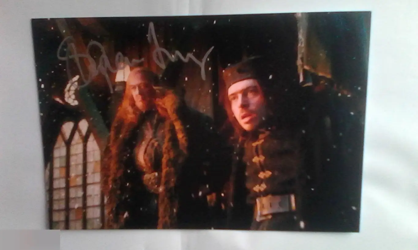 Стивен Фрай автограф на фото Хоббит