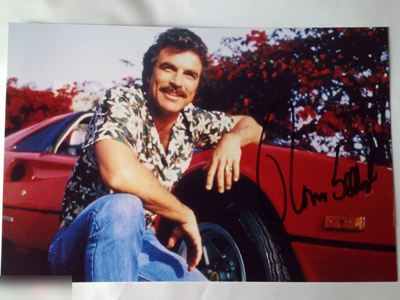 Том Селлек автограф на фото Частный детектив Магнум