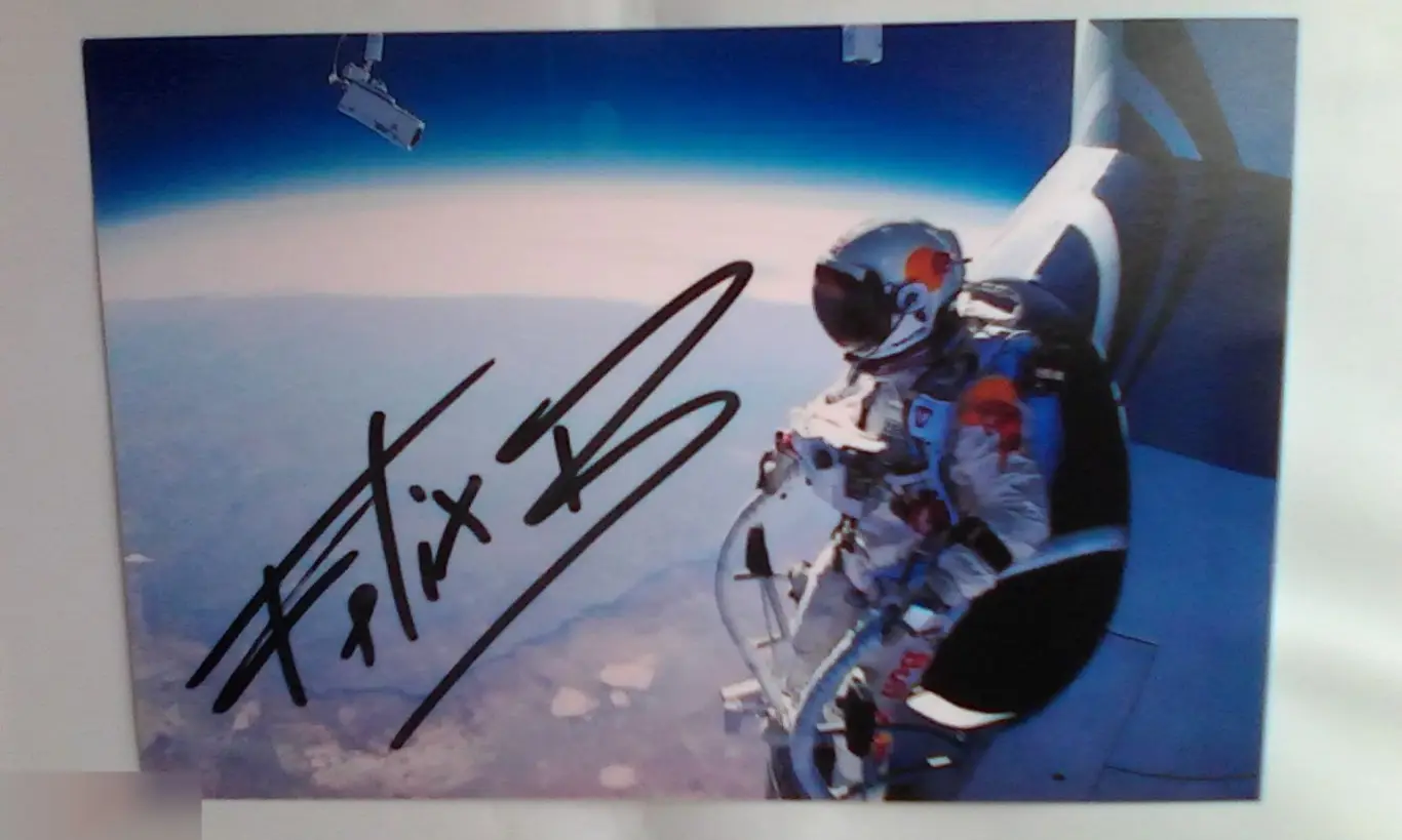 Феликс Баумгартнер автограф на фото