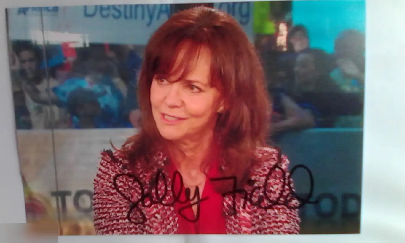 Салли Филд автограф на фото