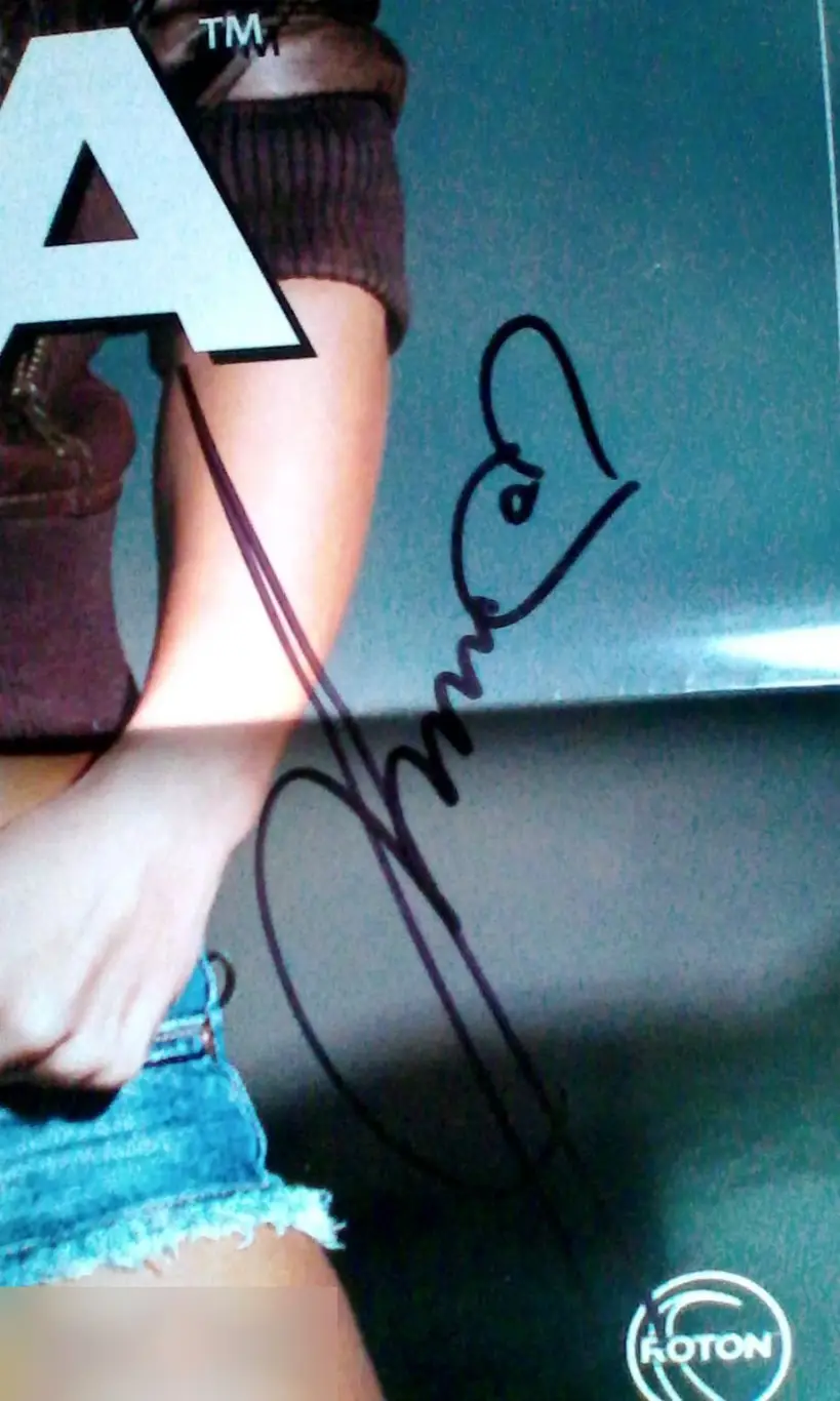 Inna автограф на постере 1