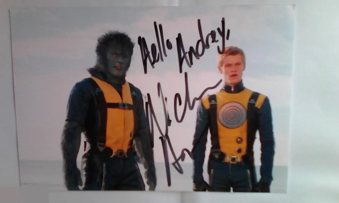 Николас Холт автограф на фото Люди Икс: Первый класс