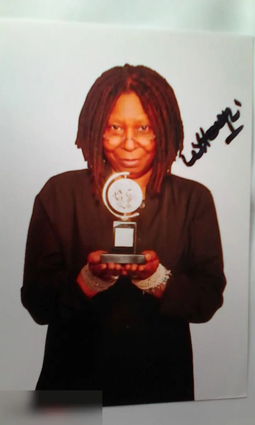 Вупи Голдберг автограф на фото