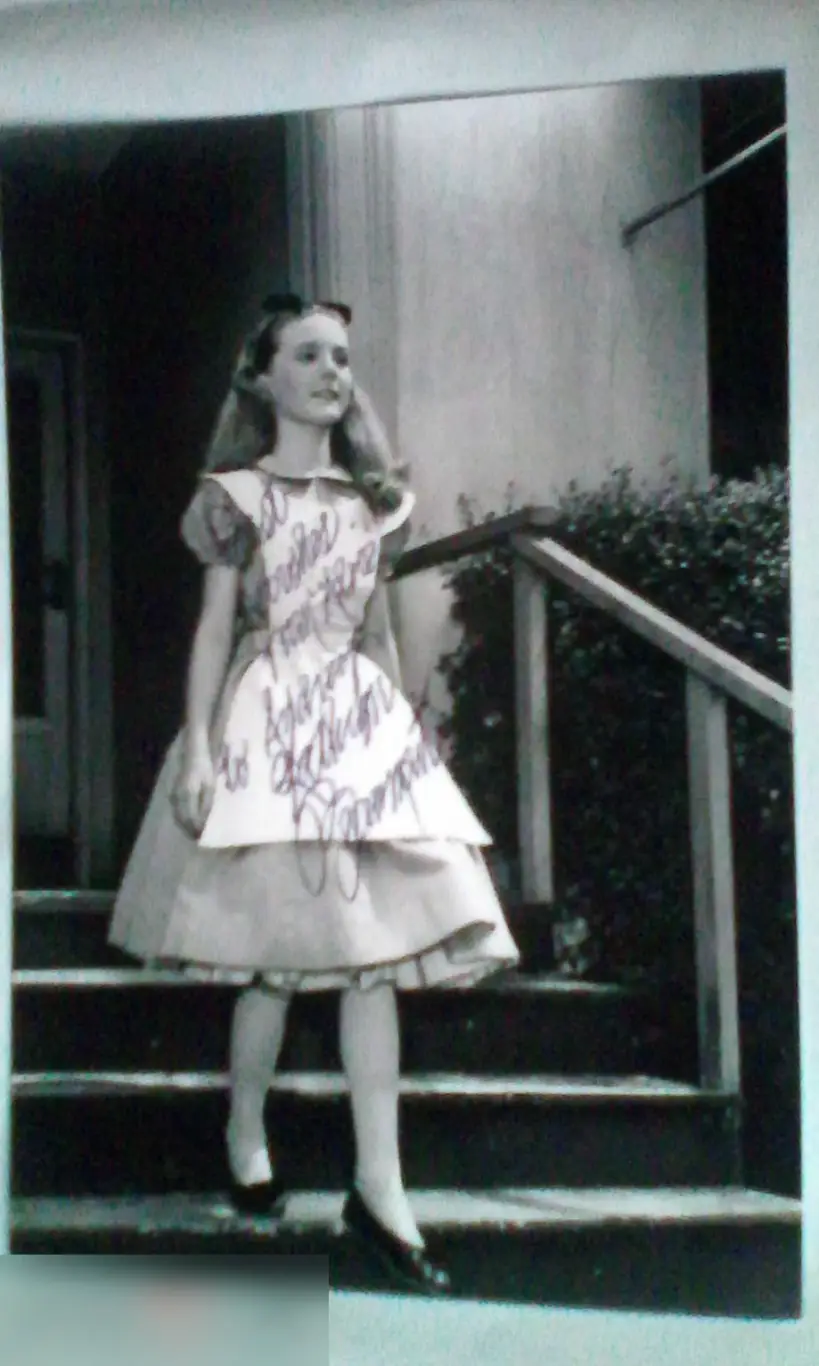 Кэтрин Бомонт автограф на фото Алиса в Стране чудес