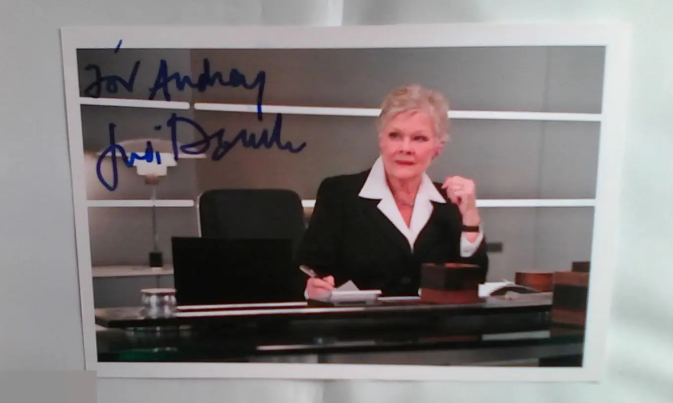 Джуди Денч автограф Джеймс Бонд