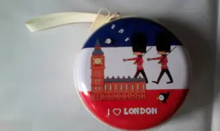 Металлическая круглая коробочка бокс для мелочей таблеток украшений наушников I Love London