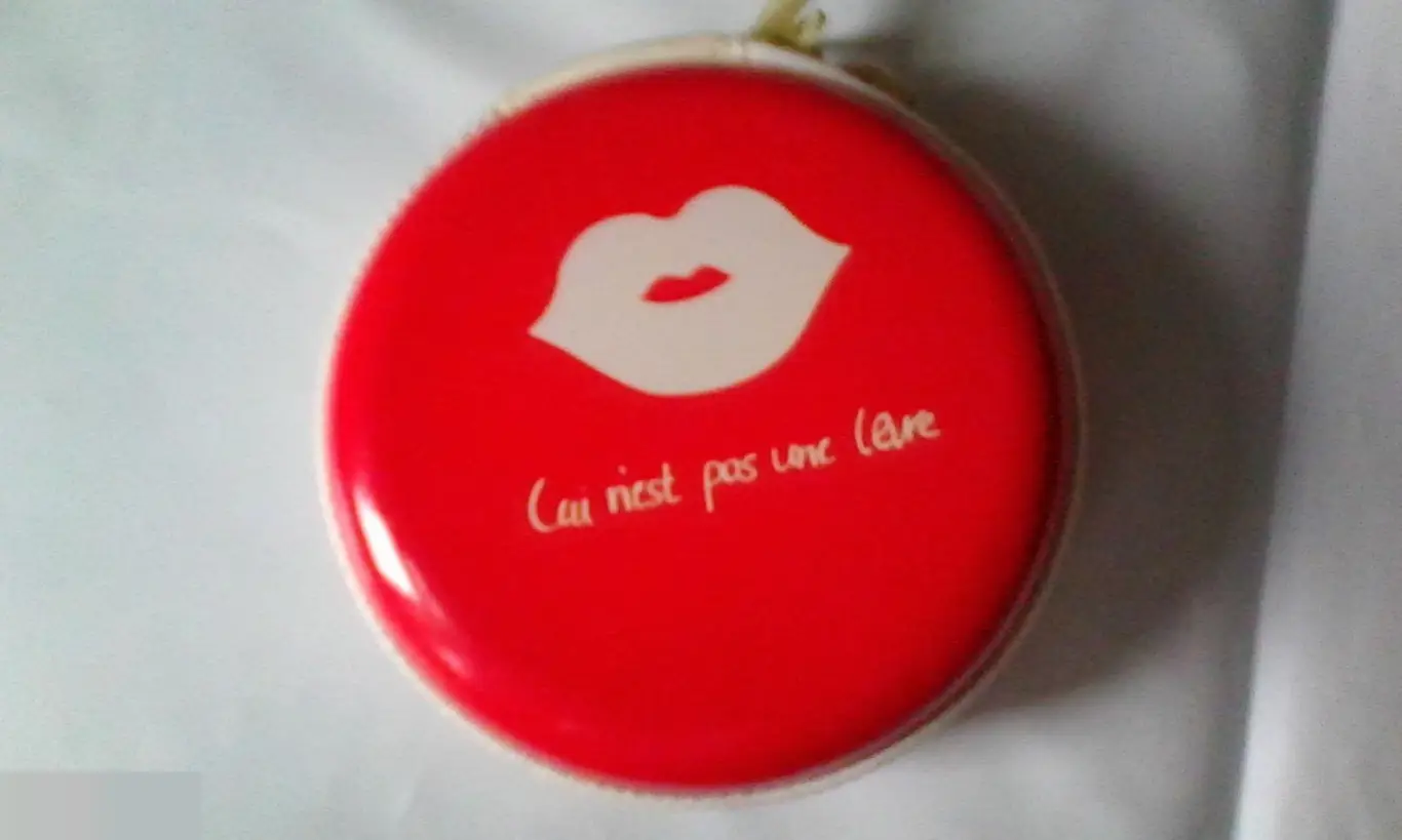 Металлическая круглая коробочка бокс для мелочей таблеток украшений наушников I Love You 1