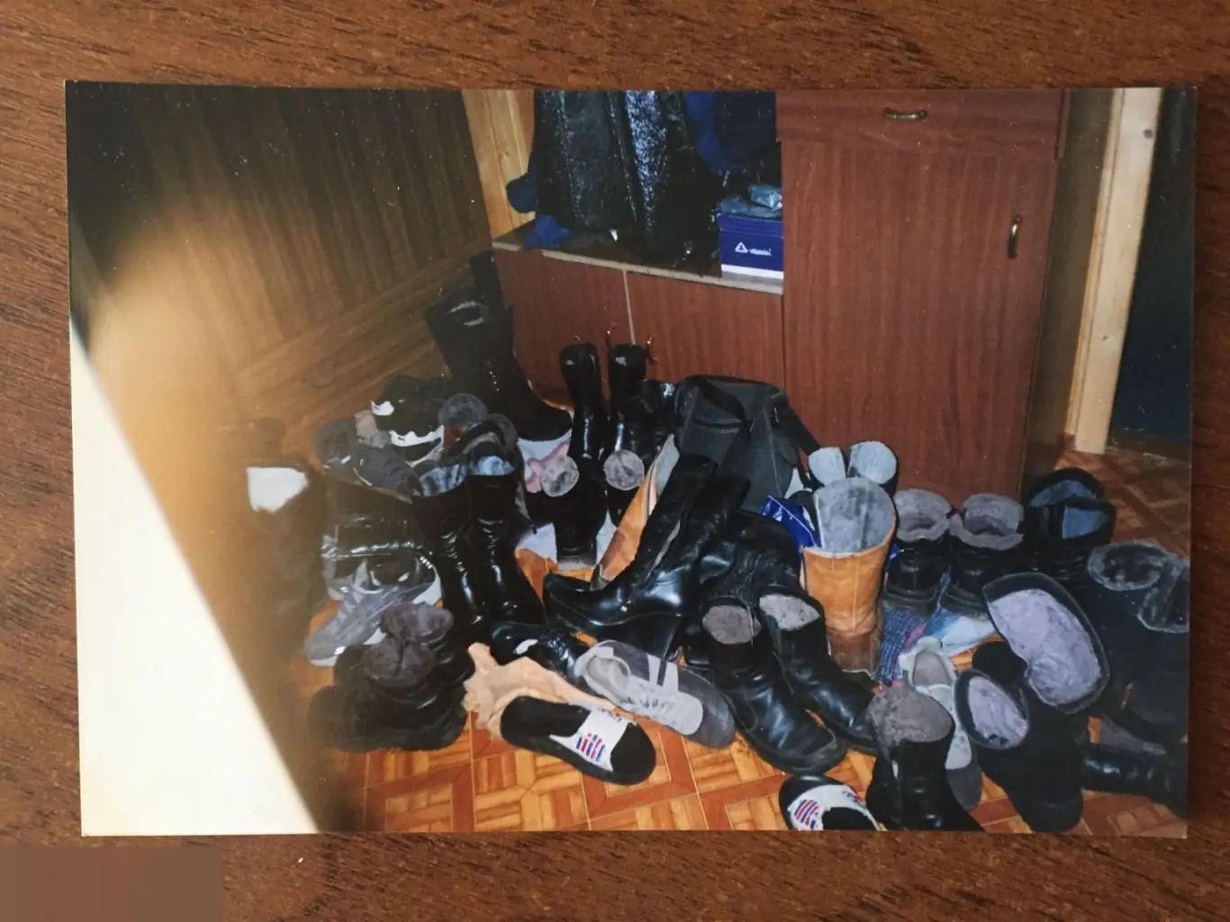 Много обуви фотография фото 10х15 см 2000-е годы