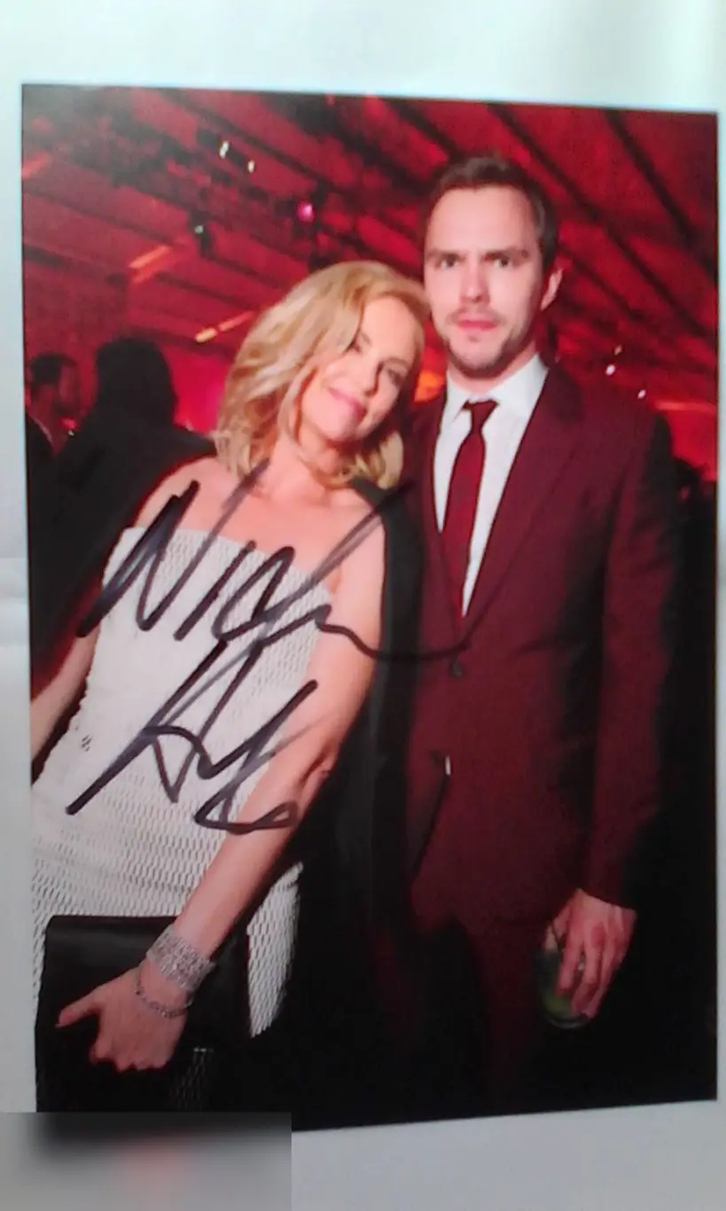 Николас Холт автограф на фото