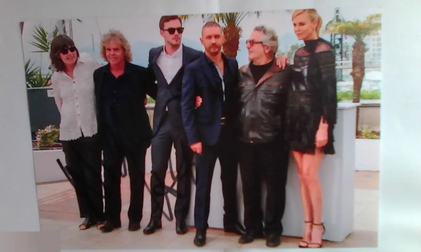 Николас Холт автограф на фото