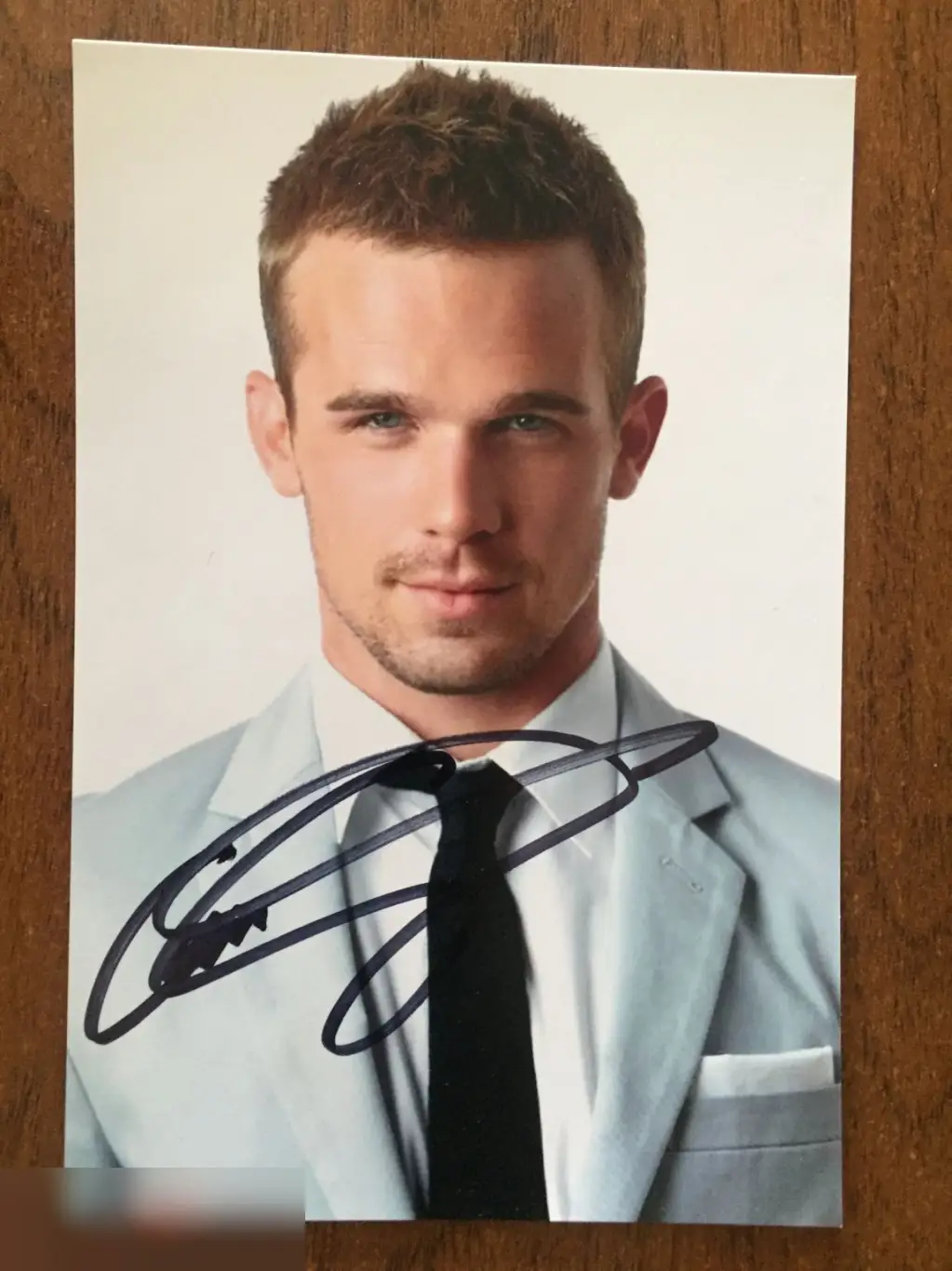 Кэм Жиганде автограф на фото