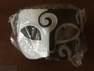 Маска карнавальная пластиковая