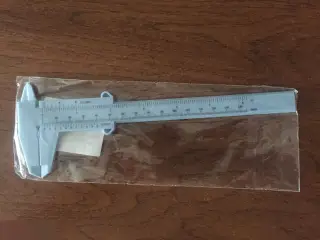 Пластиковый штангенциркуль