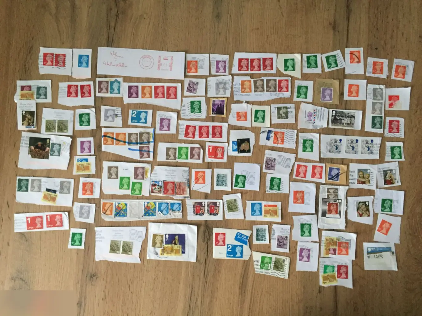 Великобритания 130 почтовых марок на вырезках