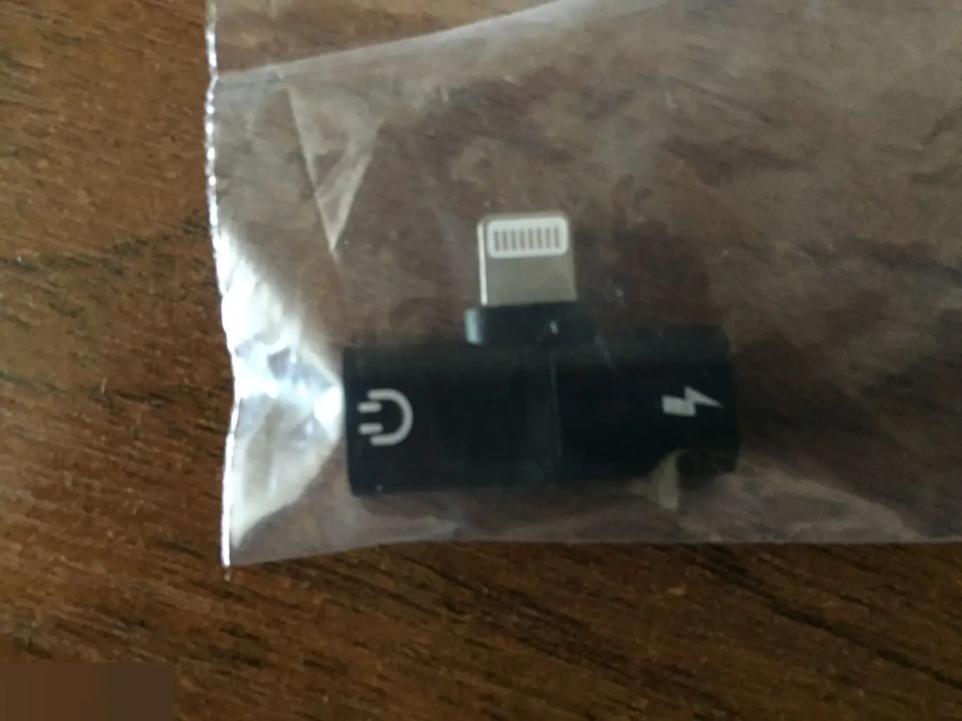 Переходник Lightning для наушников и зарядки 1