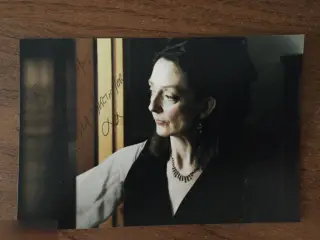 Салли Мортемор автограф на фото