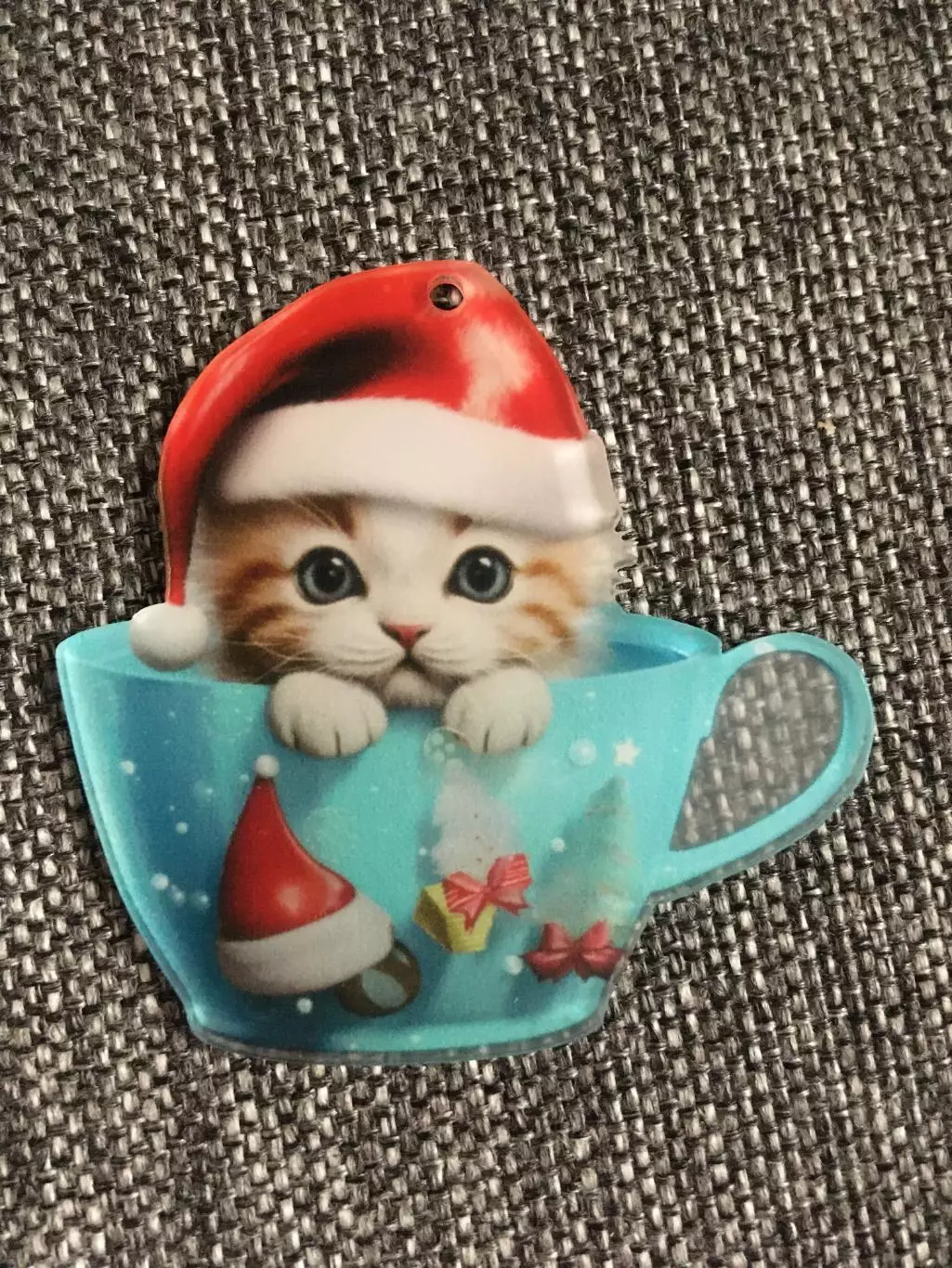 Котёнок в чашке новогодняя подвеска ёлочная игрушка акрил 1
