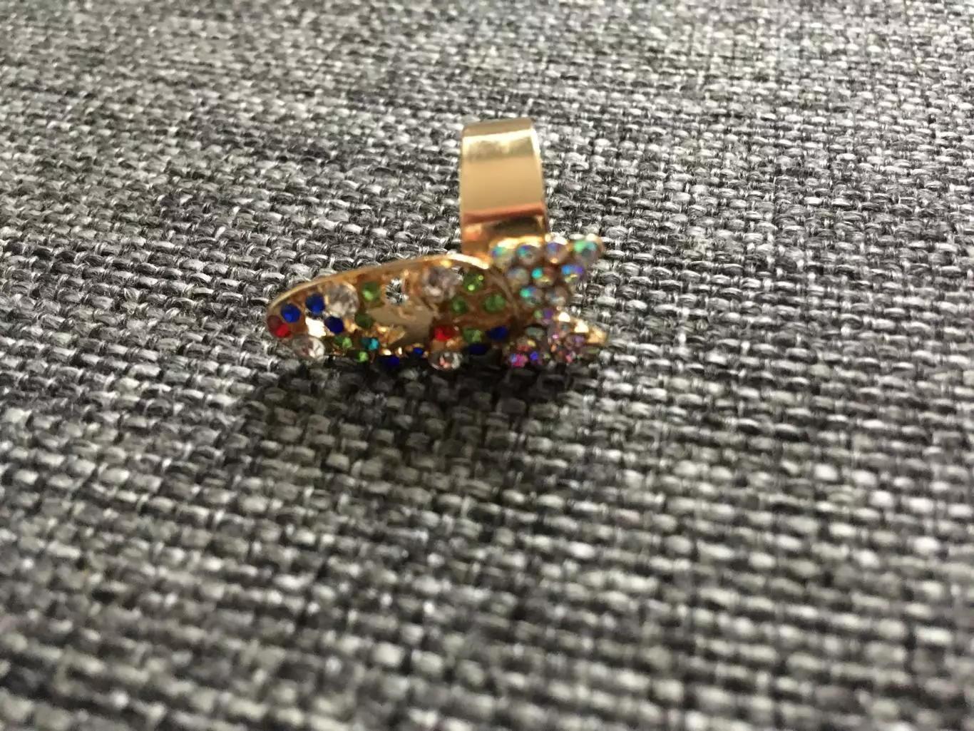 Кольцо с разноцветными вставками