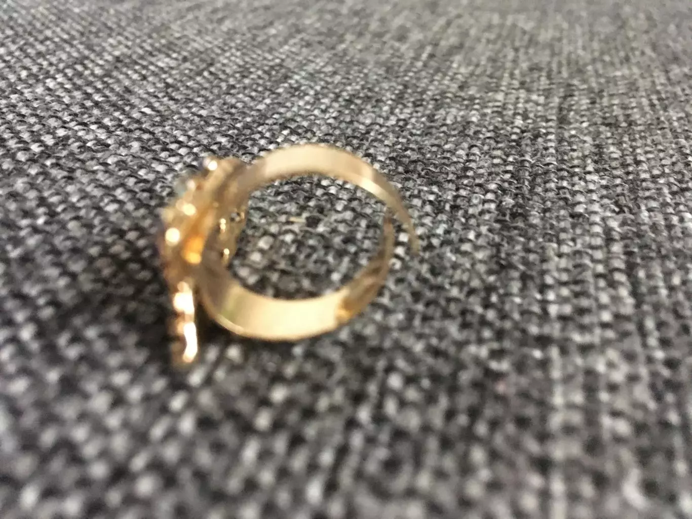 Кольцо с разноцветными вставками 1