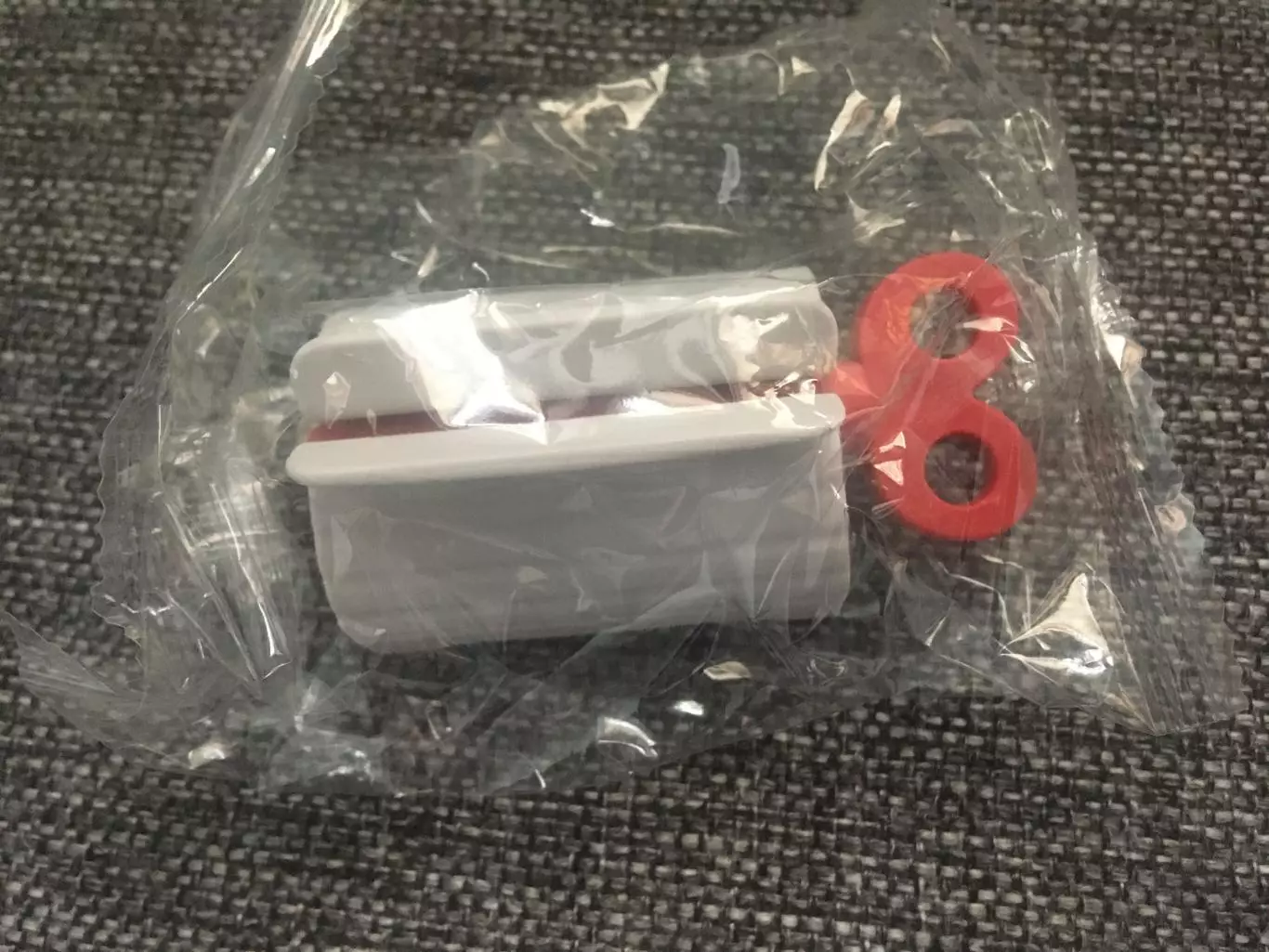 Дозатор для зубной пасты красный