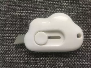 Нож канцелярский в форме облака белый