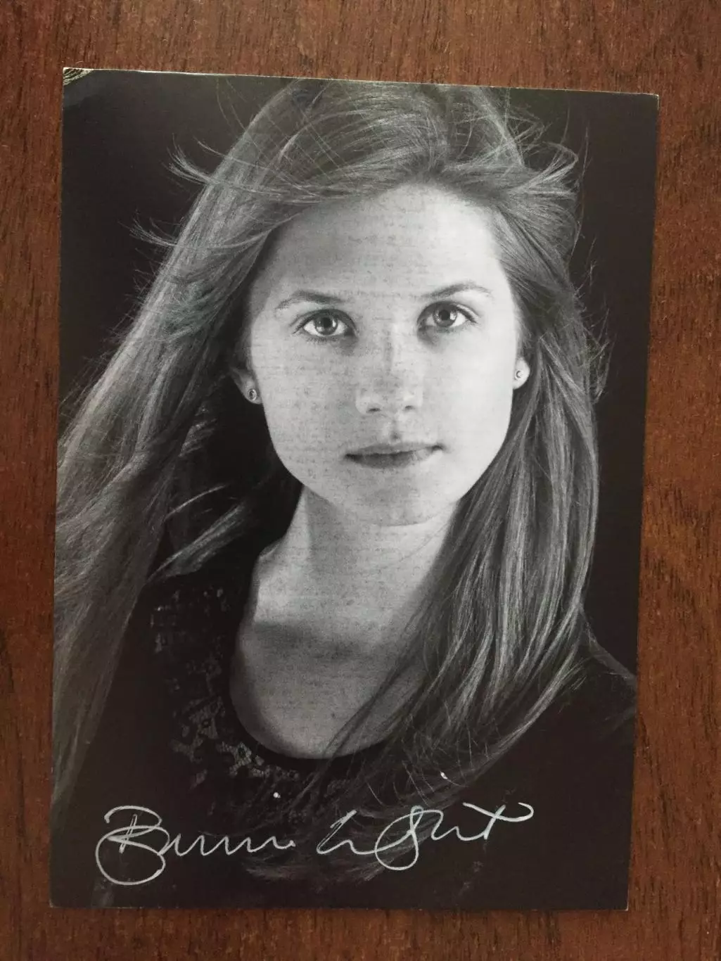 Бонни Райт автограф