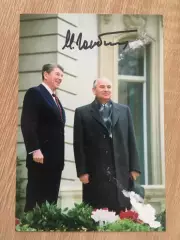 Михаил Горбачёв автограф на повреждённом фото