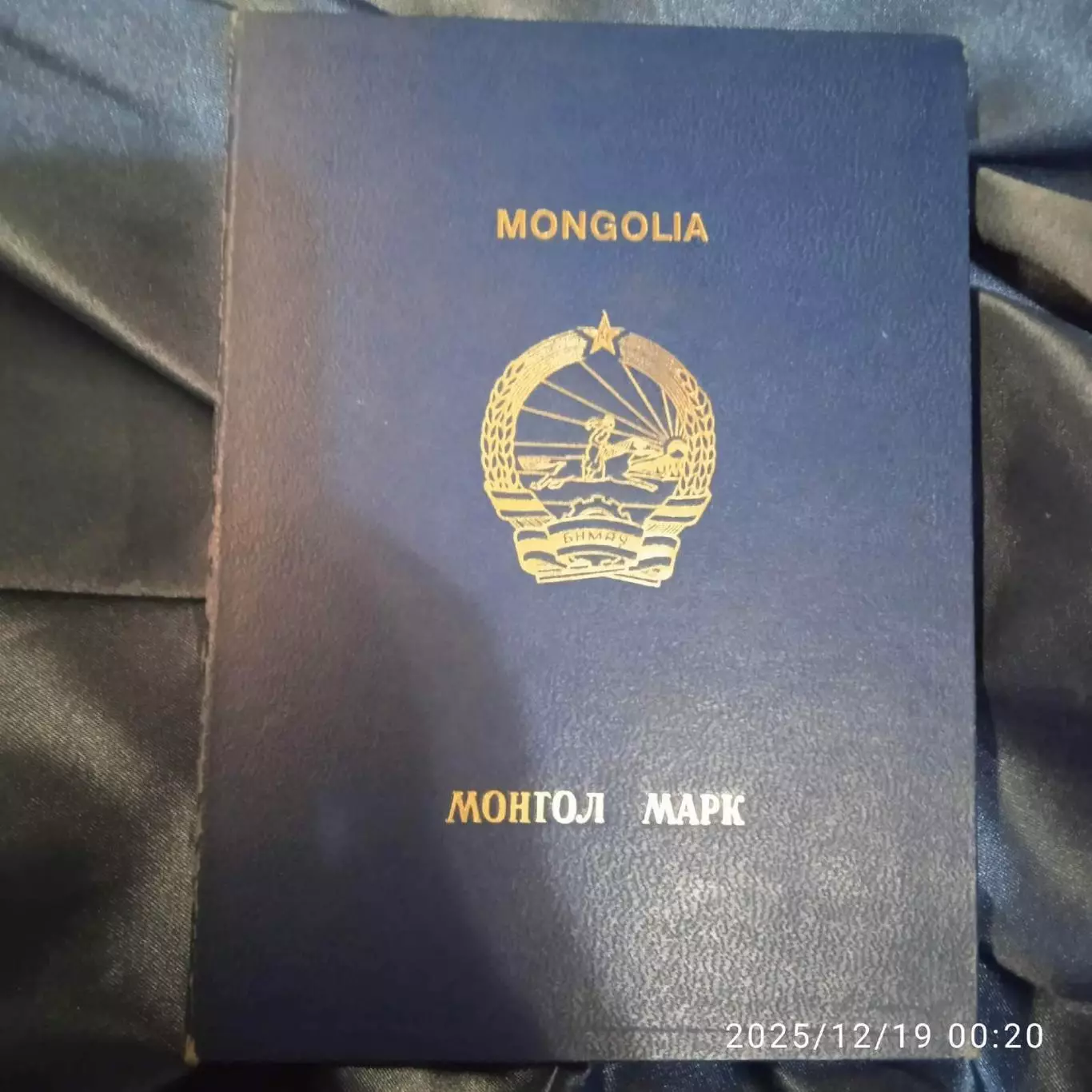 Марки спорт в альбоме. Футбол Болгария 1964 хоккей 1972 Саппоро Бег СССР лыжи и 2