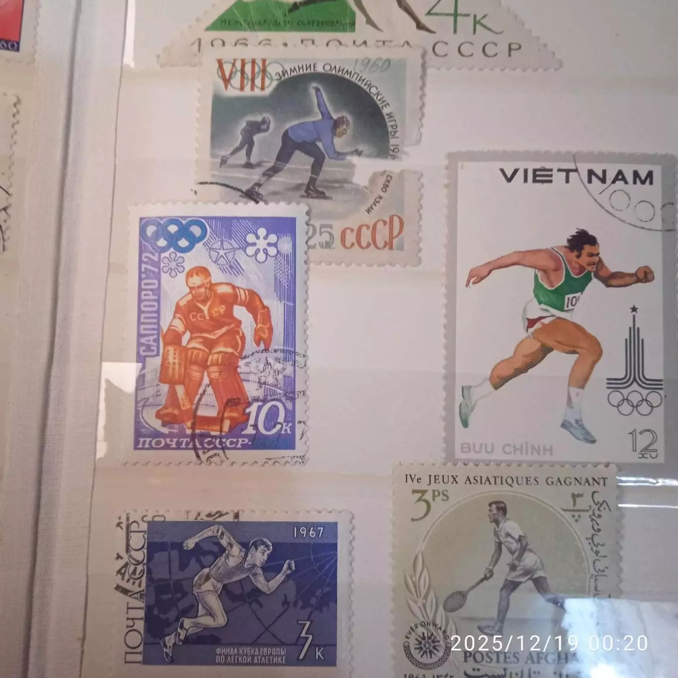 Марки спорт в альбоме. Футбол Болгария 1964 хоккей 1972 Саппоро Бег СССР лыжи и 4