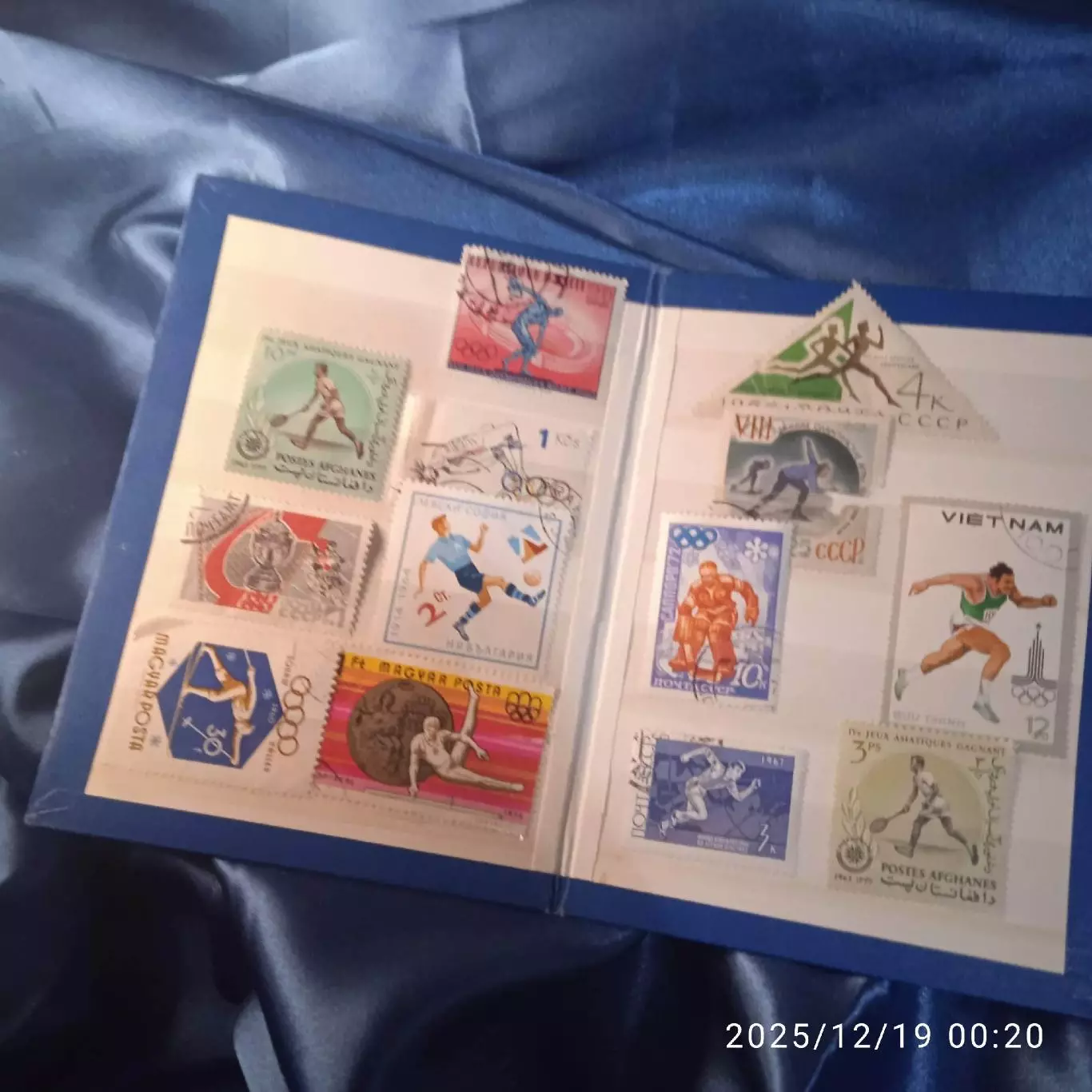 Марки спорт в альбоме. Футбол Болгария 1964 хоккей 1972 Саппоро Бег СССР лыжи и