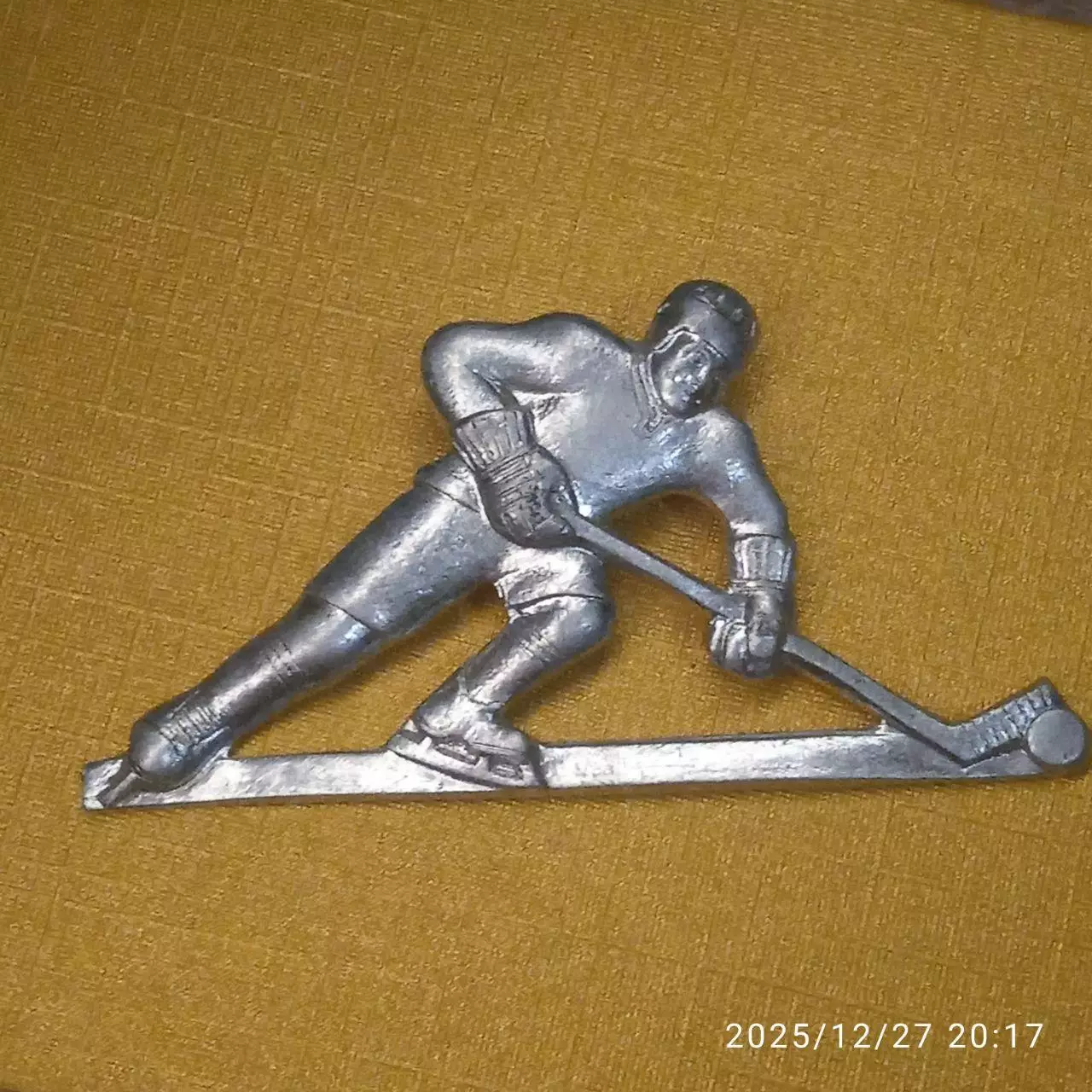 Люкс сохран! Хоккеист БЕЗ эмали! СССР значок с клеймом! Клюшка шайба лёд металл.