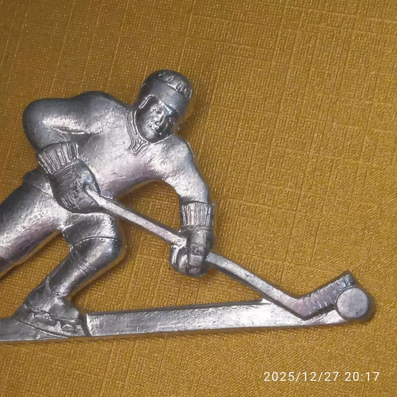 Люкс сохран! Хоккеист БЕЗ эмали! СССР значок с клеймом! Клюшка шайба лёд металл. 1