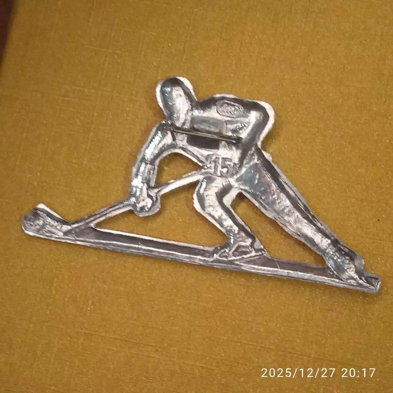 Люкс сохран! Хоккеист БЕЗ эмали! СССР значок с клеймом! Клюшка шайба лёд металл. 2