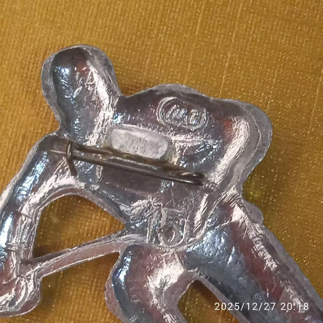 Люкс сохран! Хоккеист БЕЗ эмали! СССР значок с клеймом! Клюшка шайба лёд металл. 3