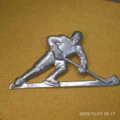 Люкс сохран! Хоккеист БЕЗ эмали! СССР значок с клеймом! Клюшка шайба лёд металл.