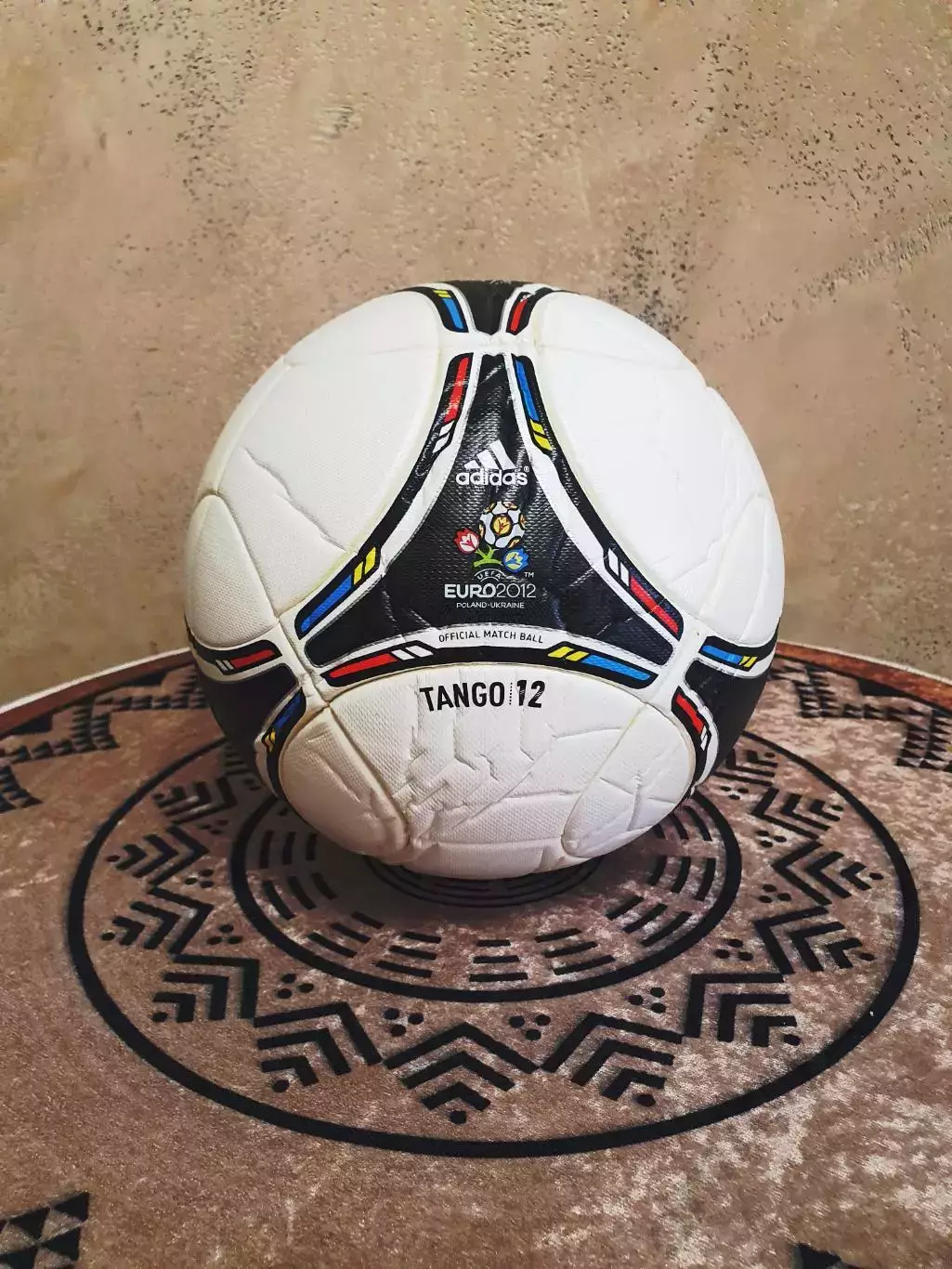 Официальный мяч ADIDAS TANGO 12 EURO 2012