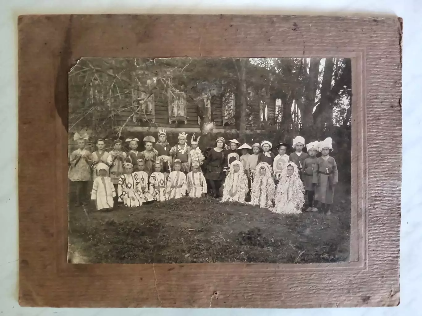 Детский сад. Утренник в национальных костюмах. 1920-е годы.