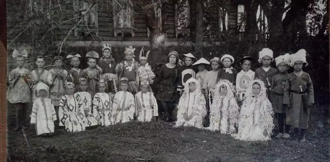 Детский сад. Утренник в национальных костюмах. 1920-е годы. 2