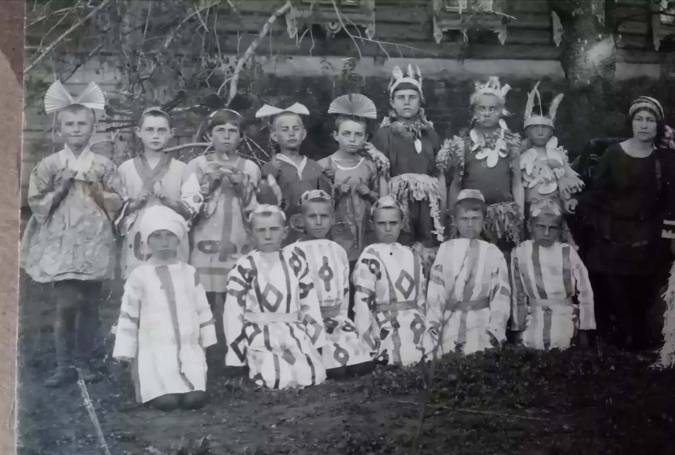 Детский сад. Утренник в национальных костюмах. 1920-е годы. 3