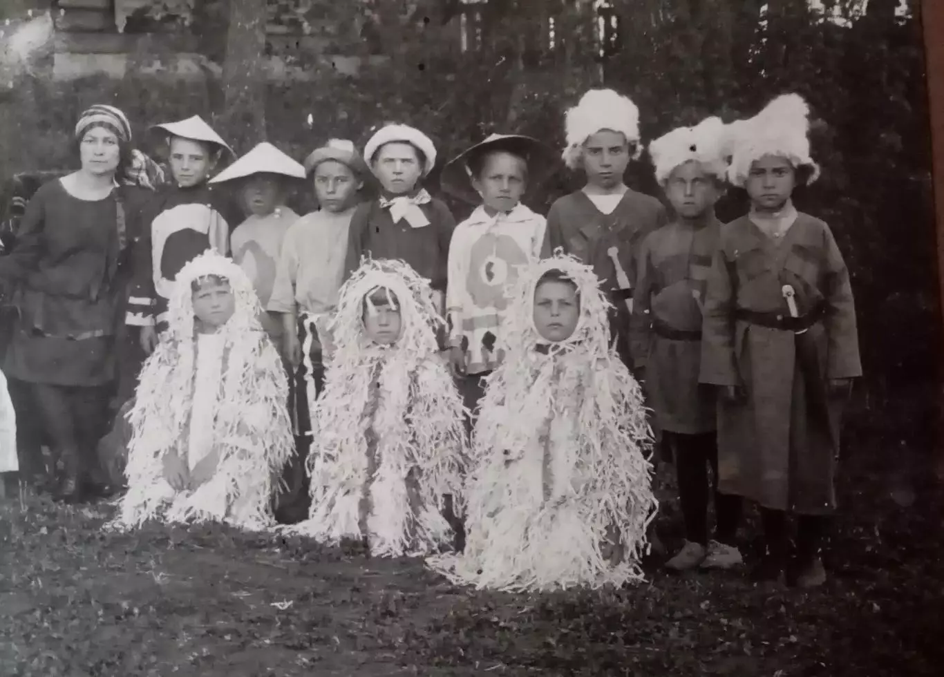 Детский сад. Утренник в национальных костюмах. 1920-е годы. 4