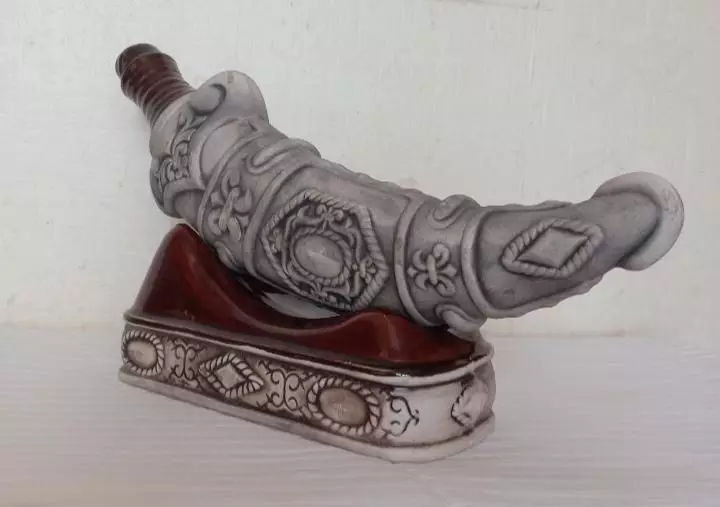 Фаянсовая бутылка от вина.