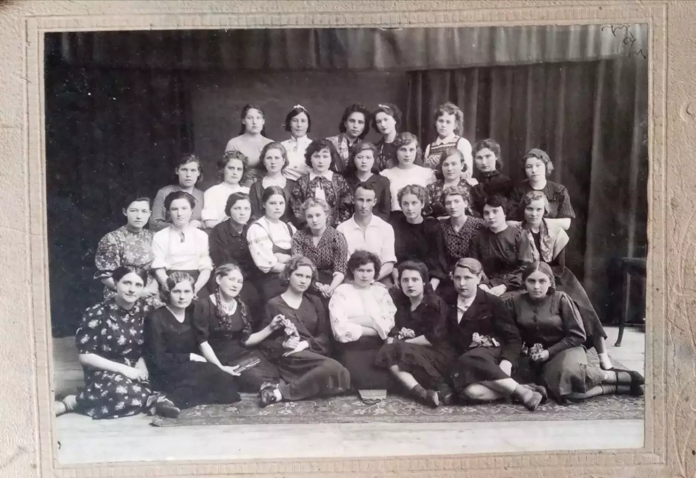 Фото. Выпускники учит. института историк-географического факультета. 1941 г. 1