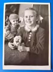 Фото СССР. Девочка ребёнок игрушка кукла. 1950-е г