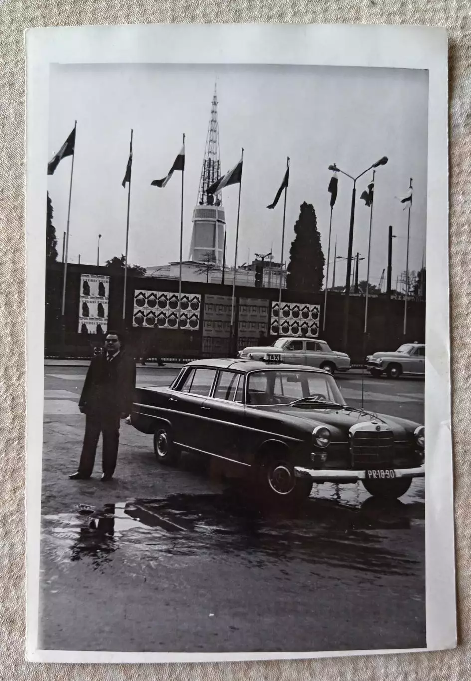 Фото СССР. Мужчина автомобиль мерседес. Варшава Польша. 1960-е г