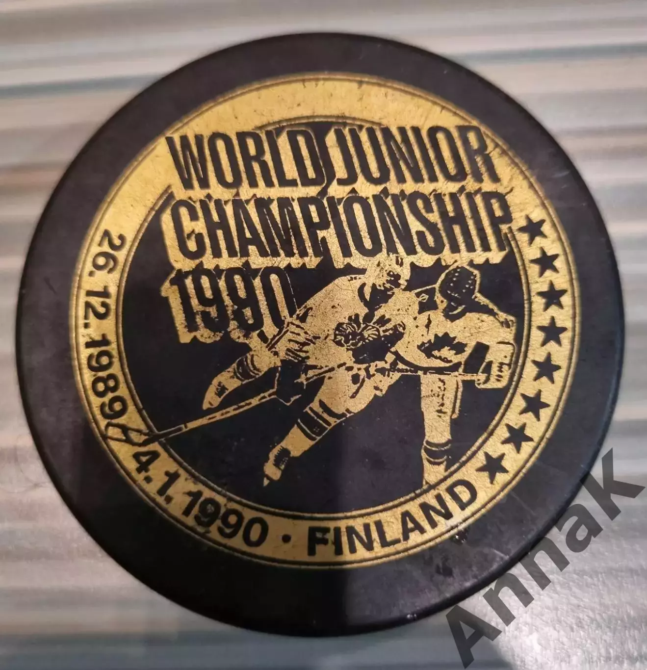 Оригинальная сувенирная шайба Молодежного Чемпионата Мира по хоккею ?1990 год