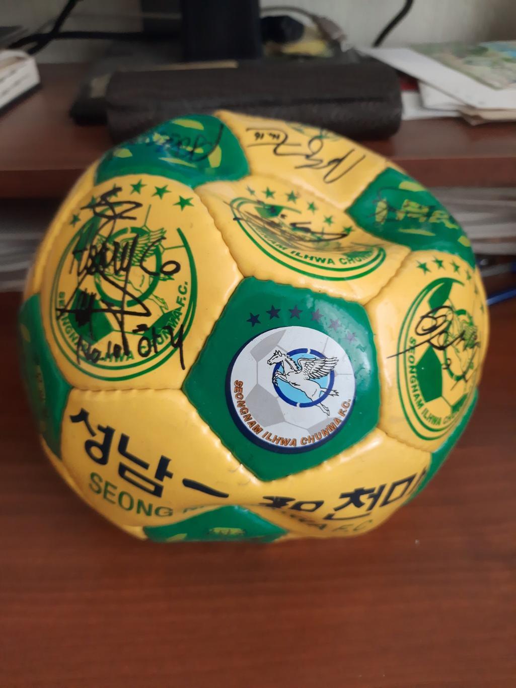 Сувенирный футбольный мяч команды Сонгнам Ильхва Чунма автограф Денис Лактионов